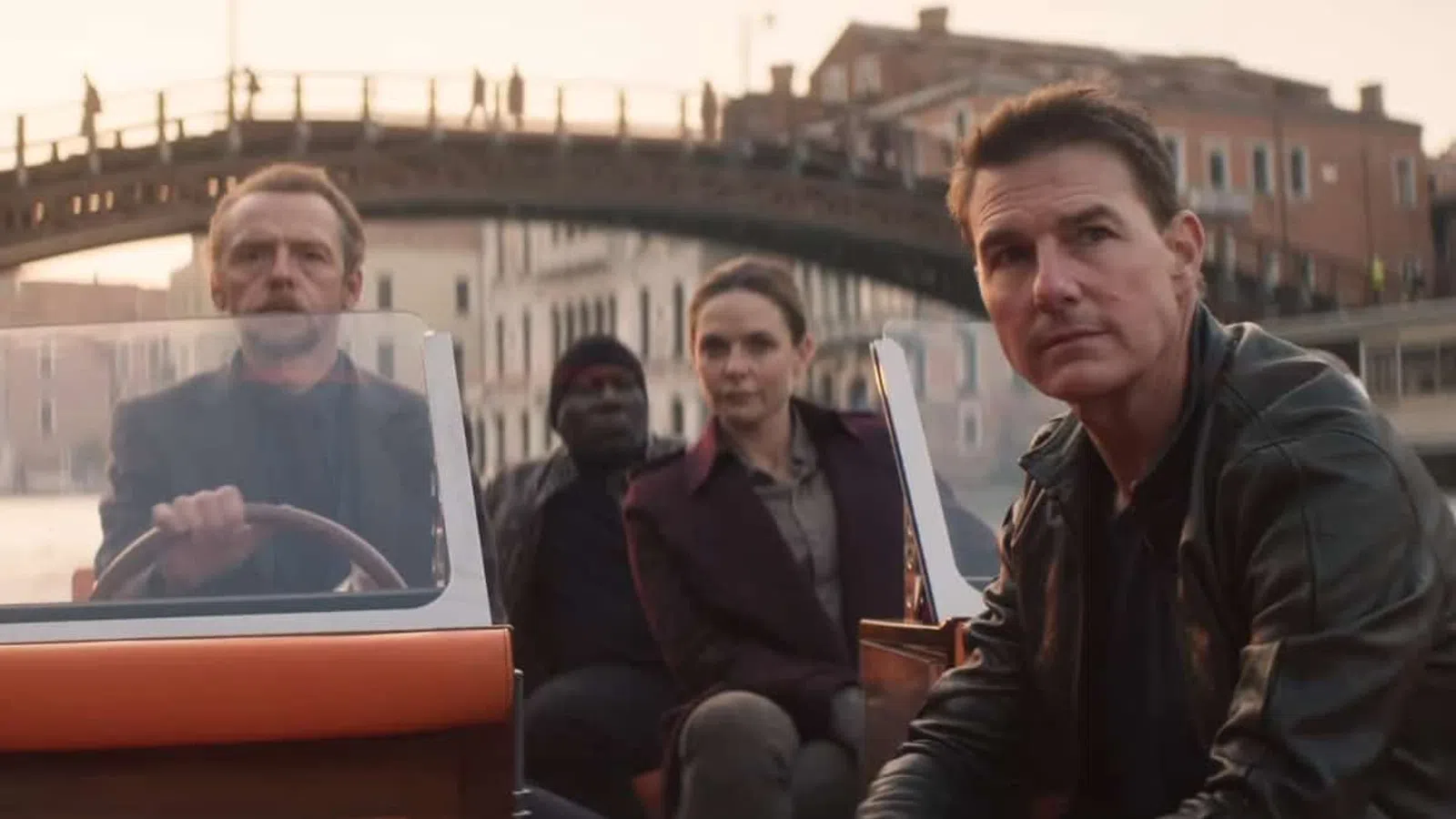 Tom Cruise, Simon Pegg et al. are posing for a picture