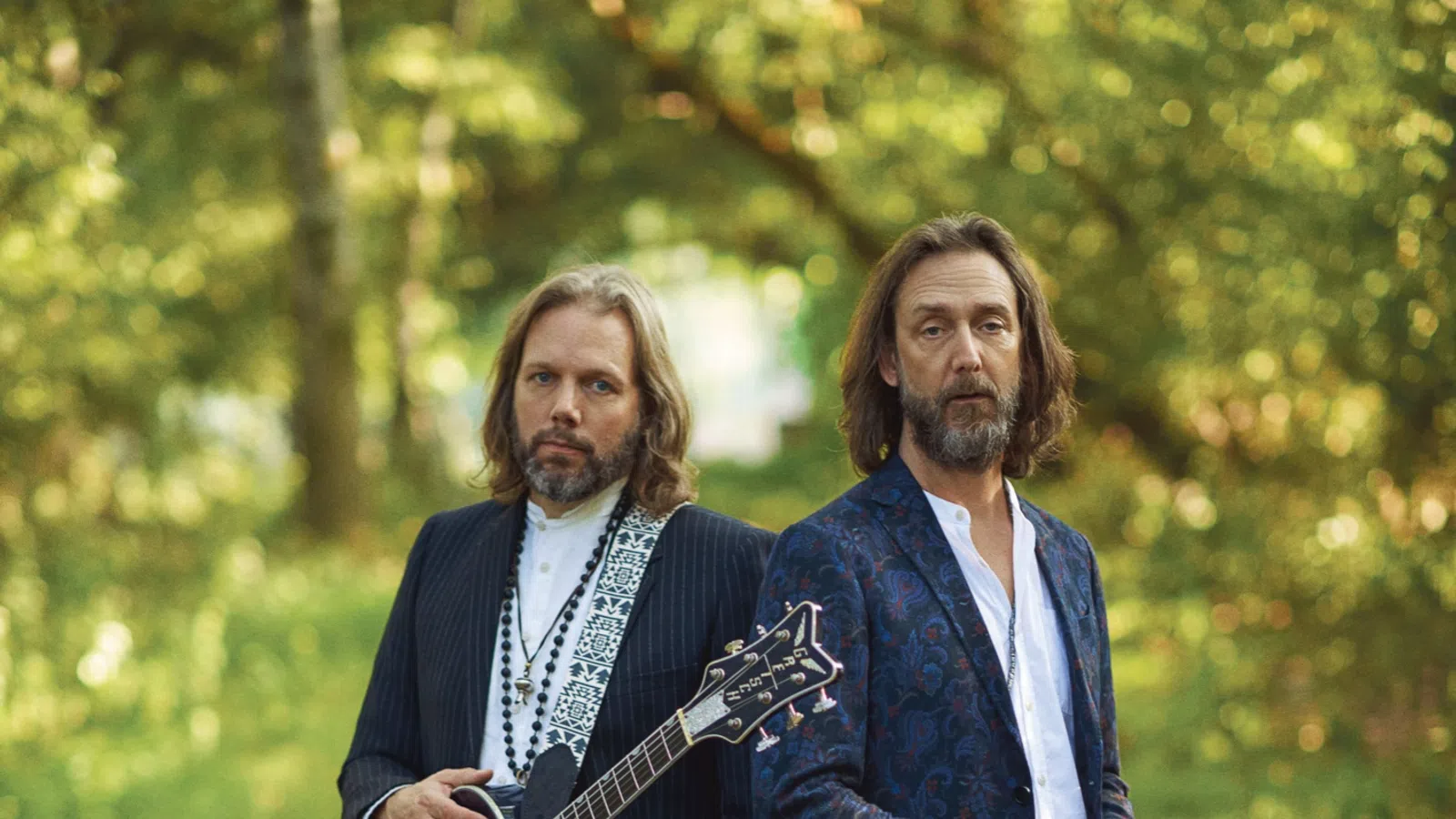 Rich Robinson, Chris Robinson are posing for a picture
