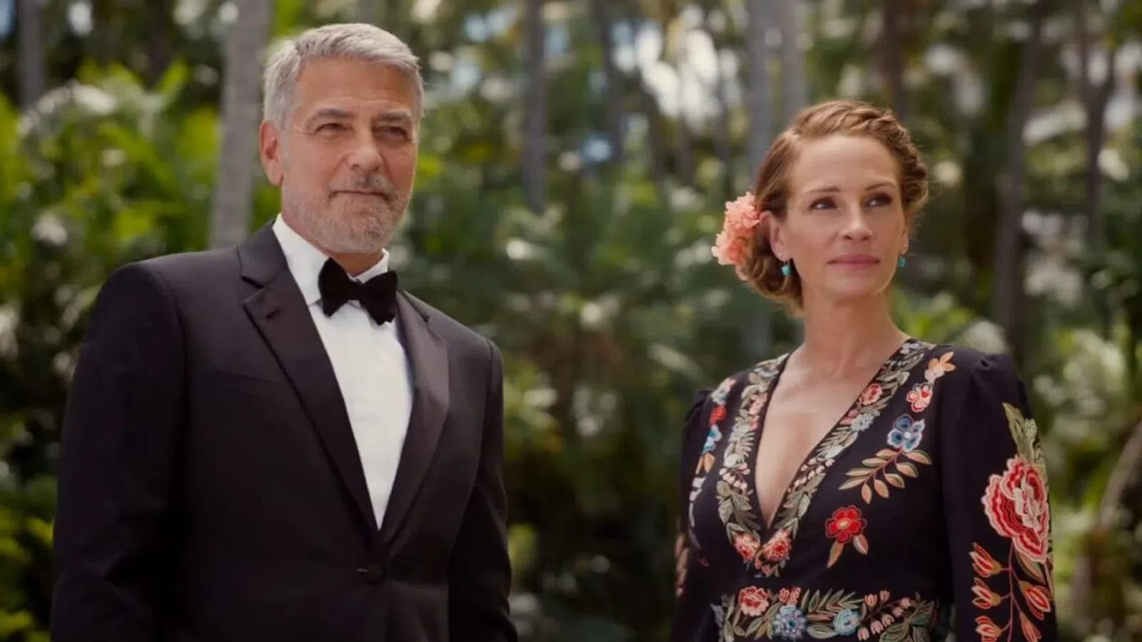 George Clooney, Julia Roberts are posing for a picture