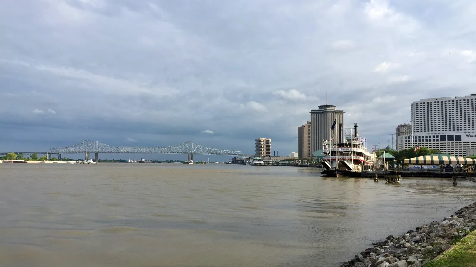 a body of water with a boat in it and buildings in the back