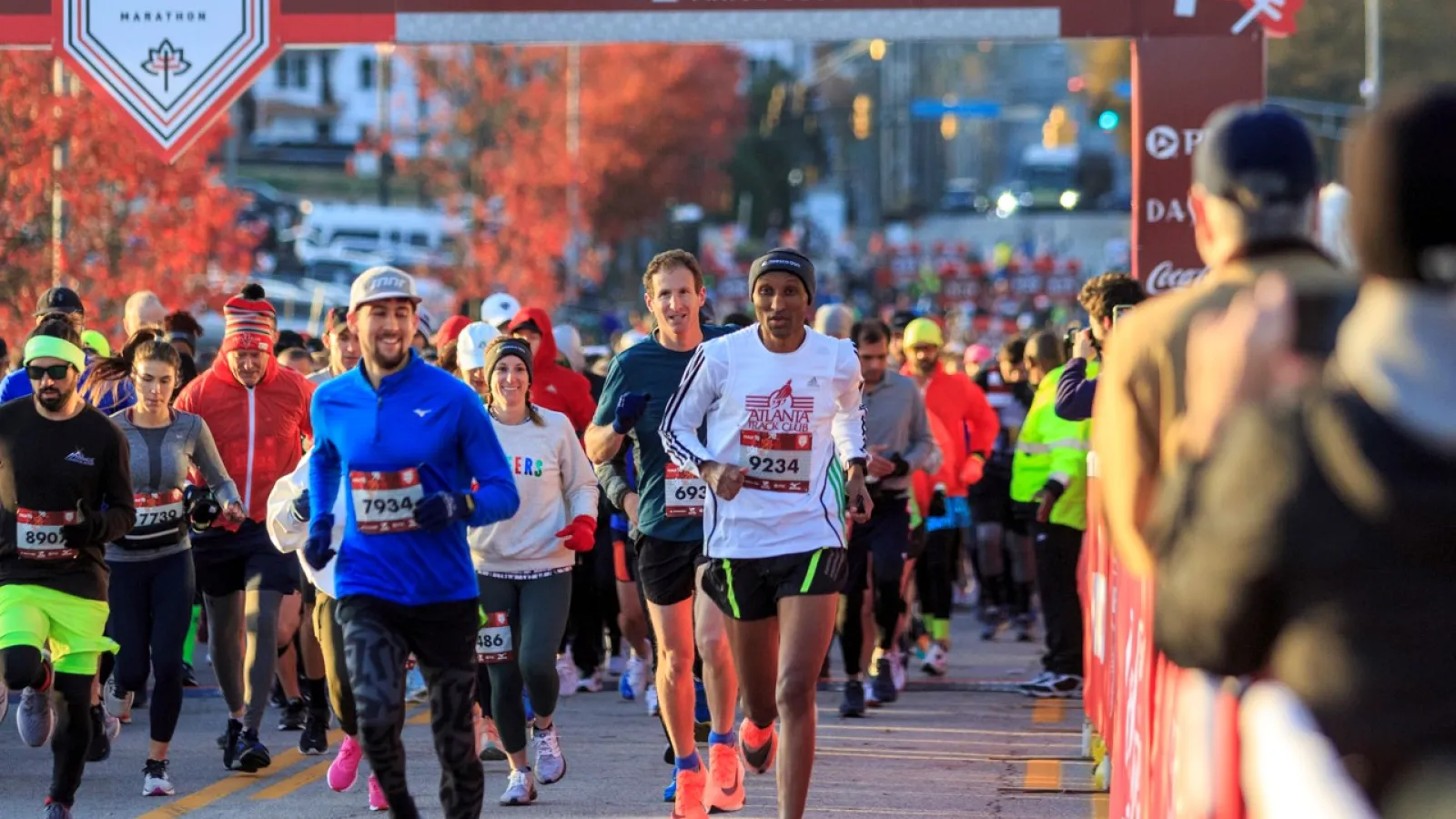a group of people running in a marathon