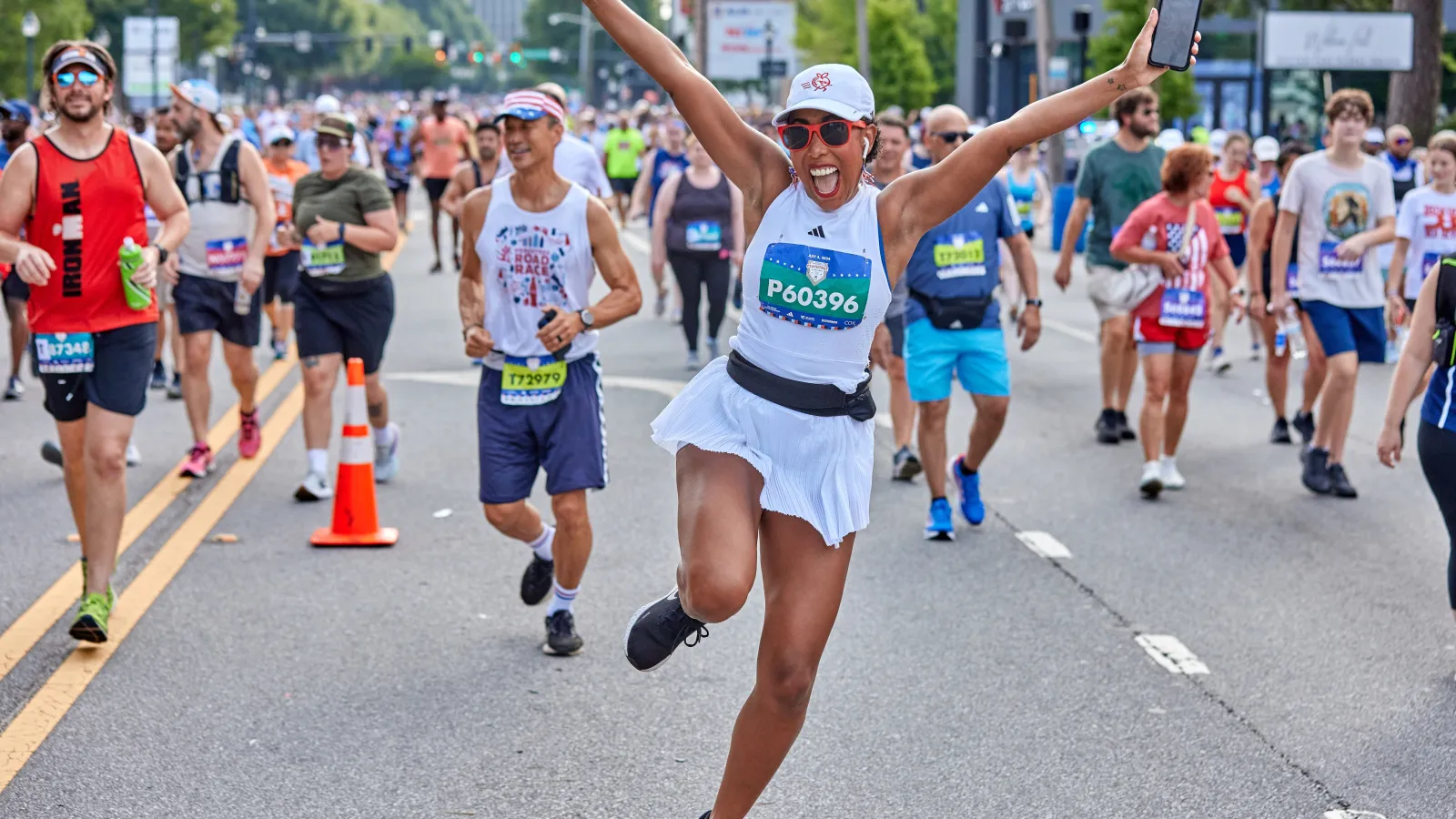 a group of people running in a marathon