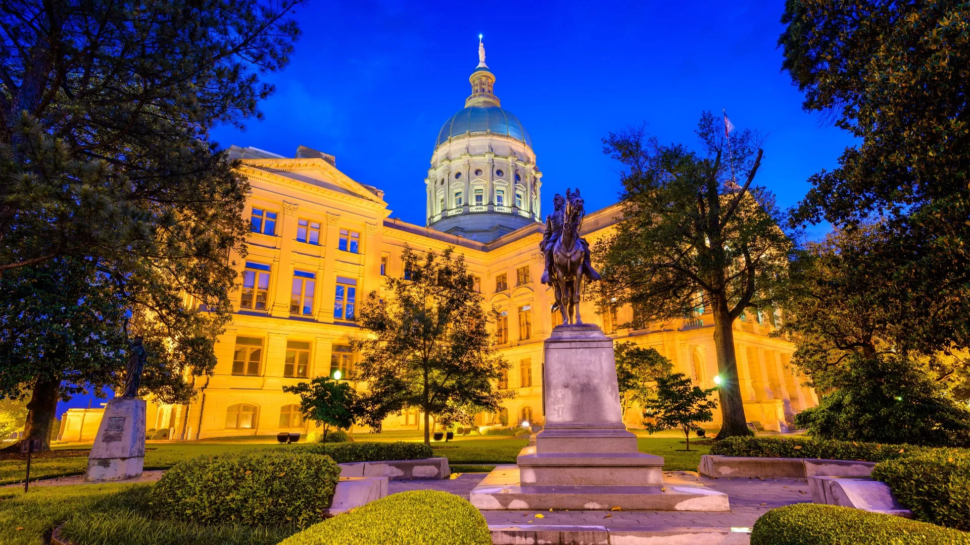 Georgia State Capitol building illuminated at dusk