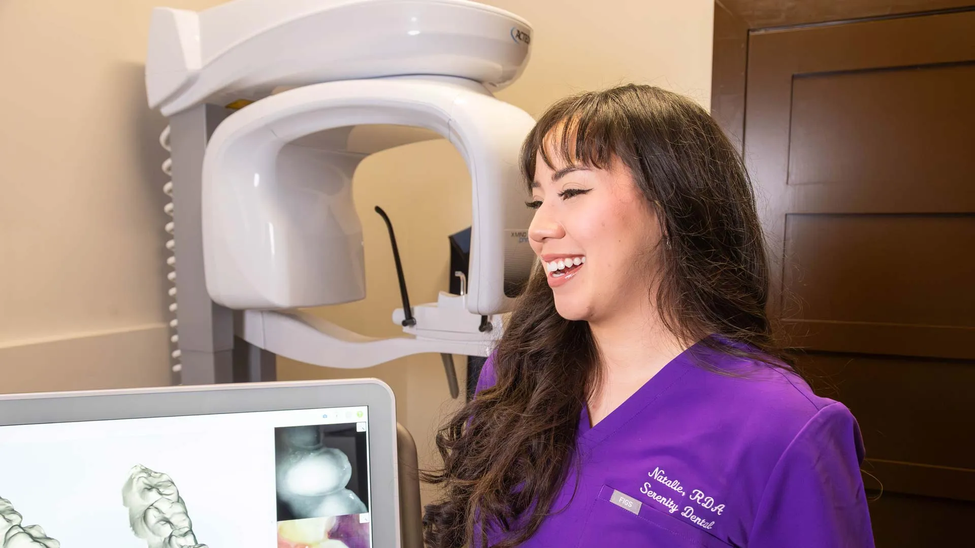 a person smiling with the arms crossed