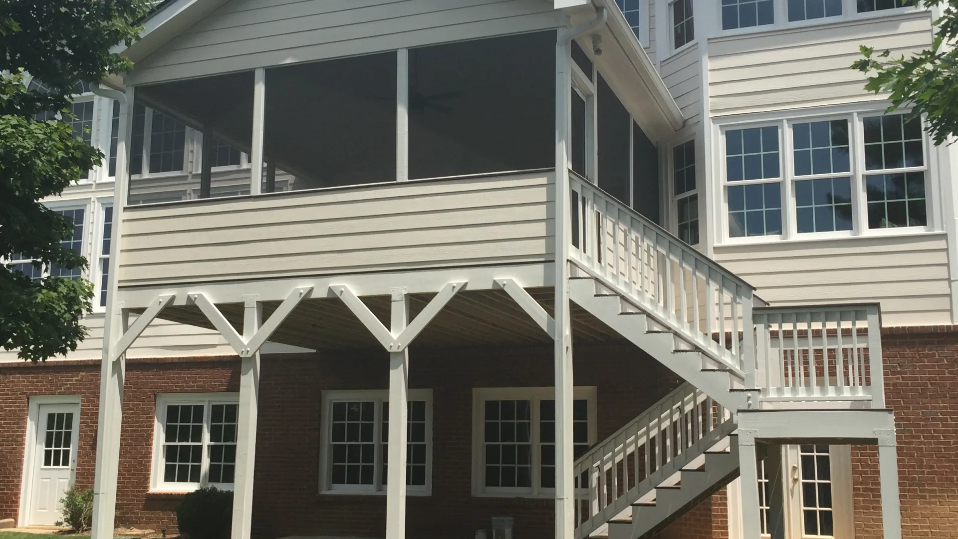 a brick building with pillars