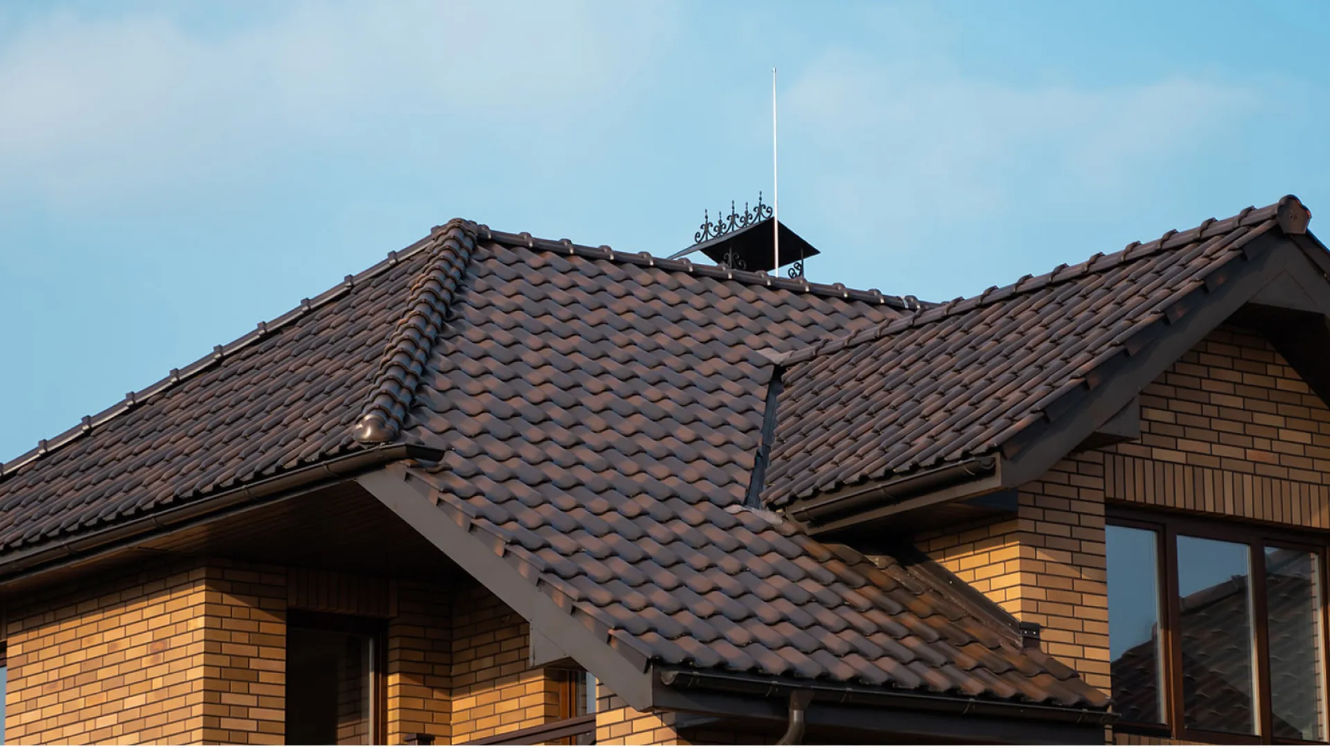 a roof with a antenna on top