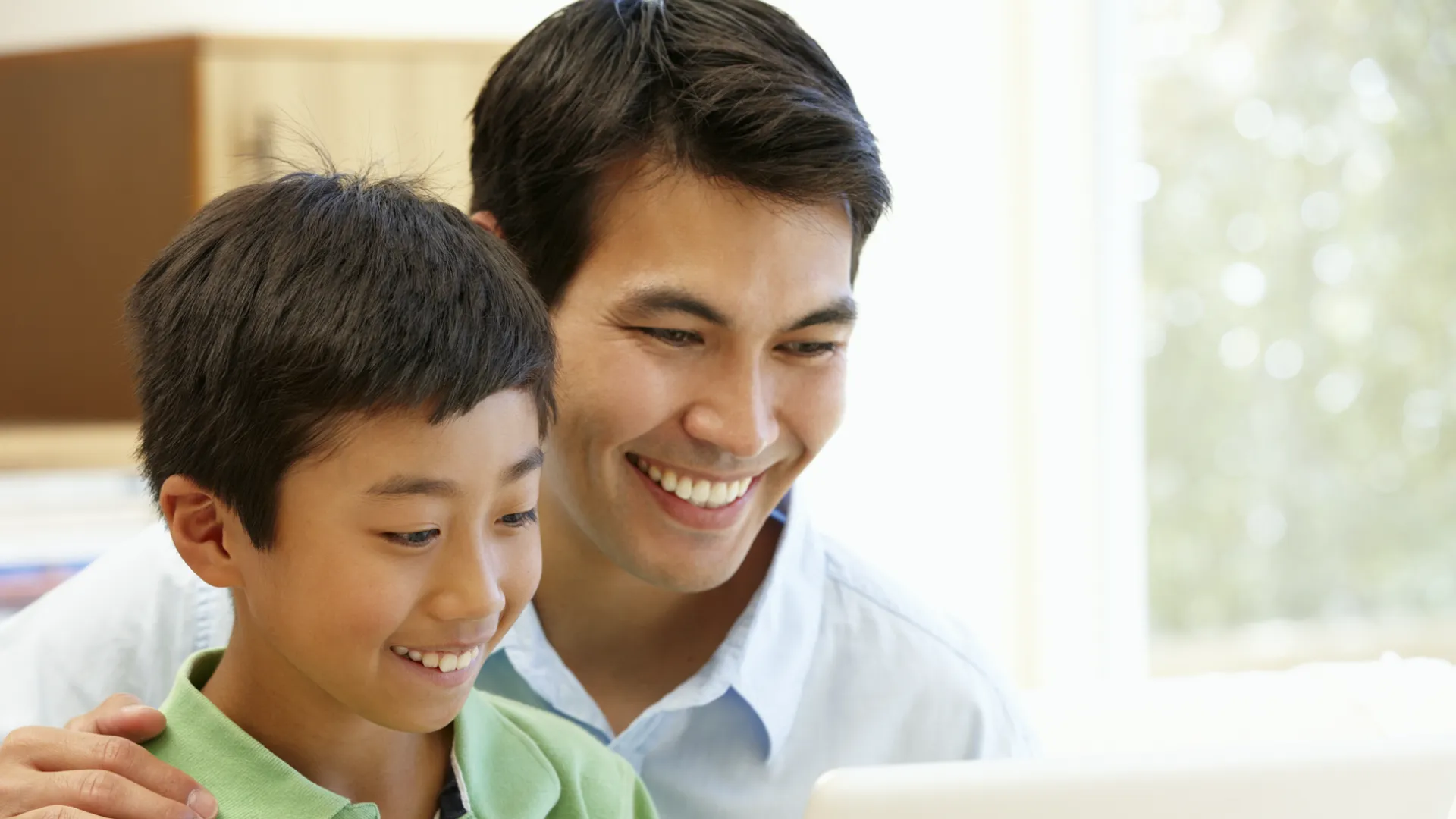 A man completing the child support calculator online.