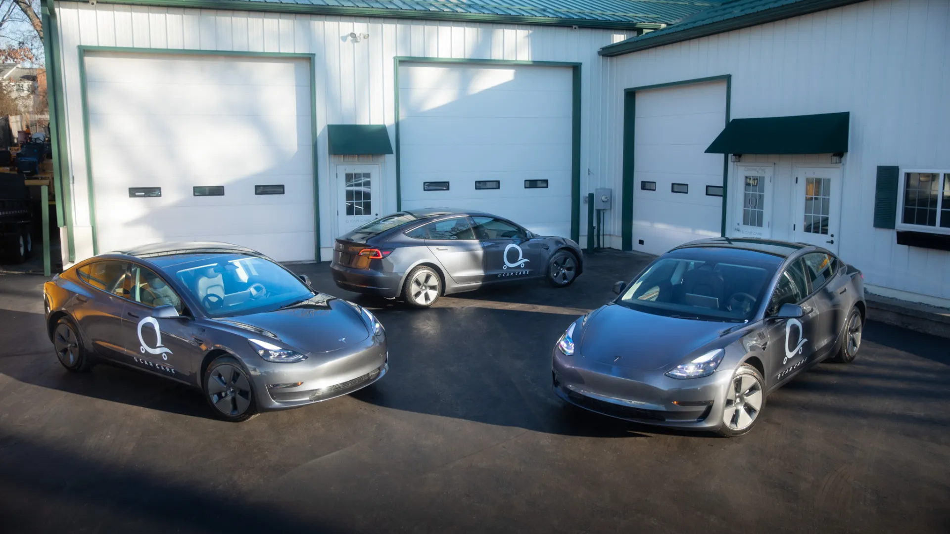 a group of cars parked outside a building