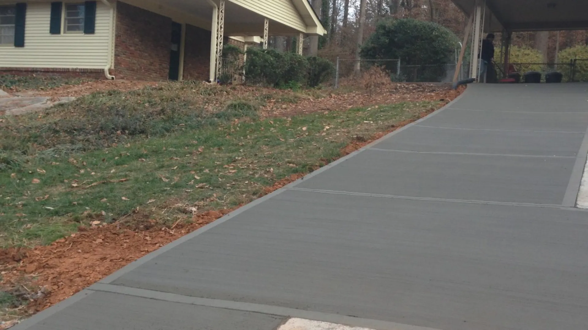 a driveway leading to a house