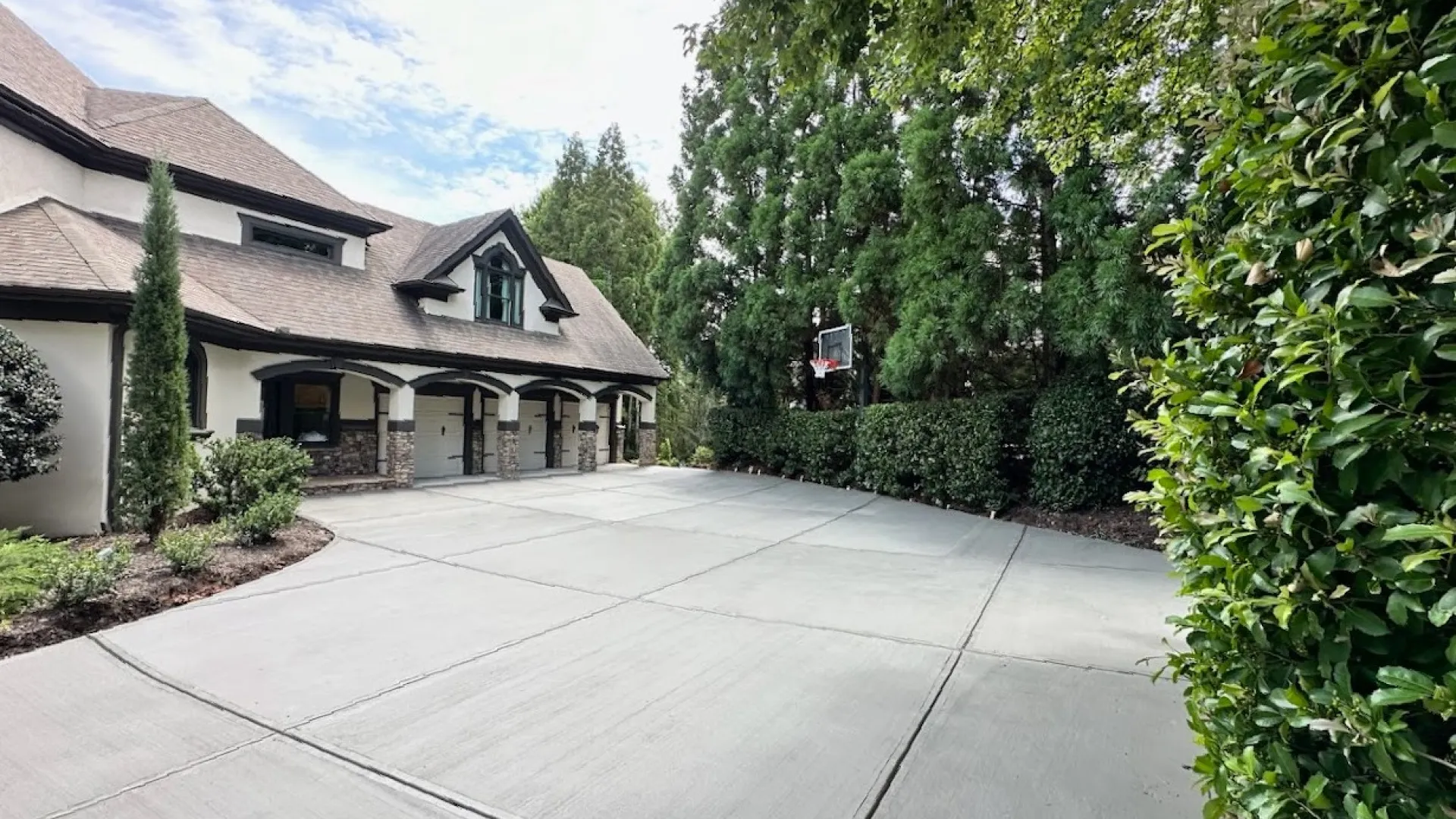 a driveway leading to a house