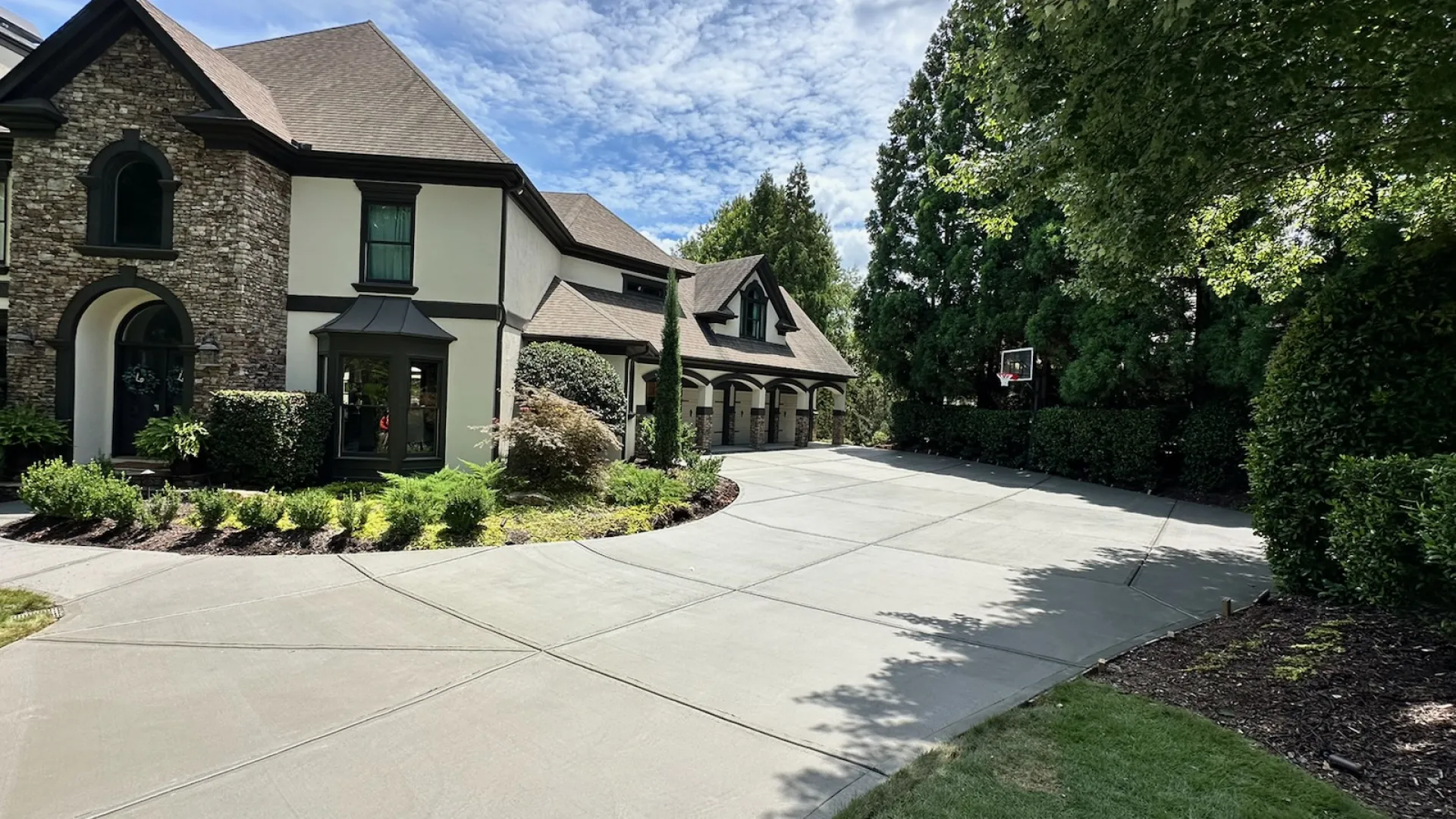 a driveway leading to a house