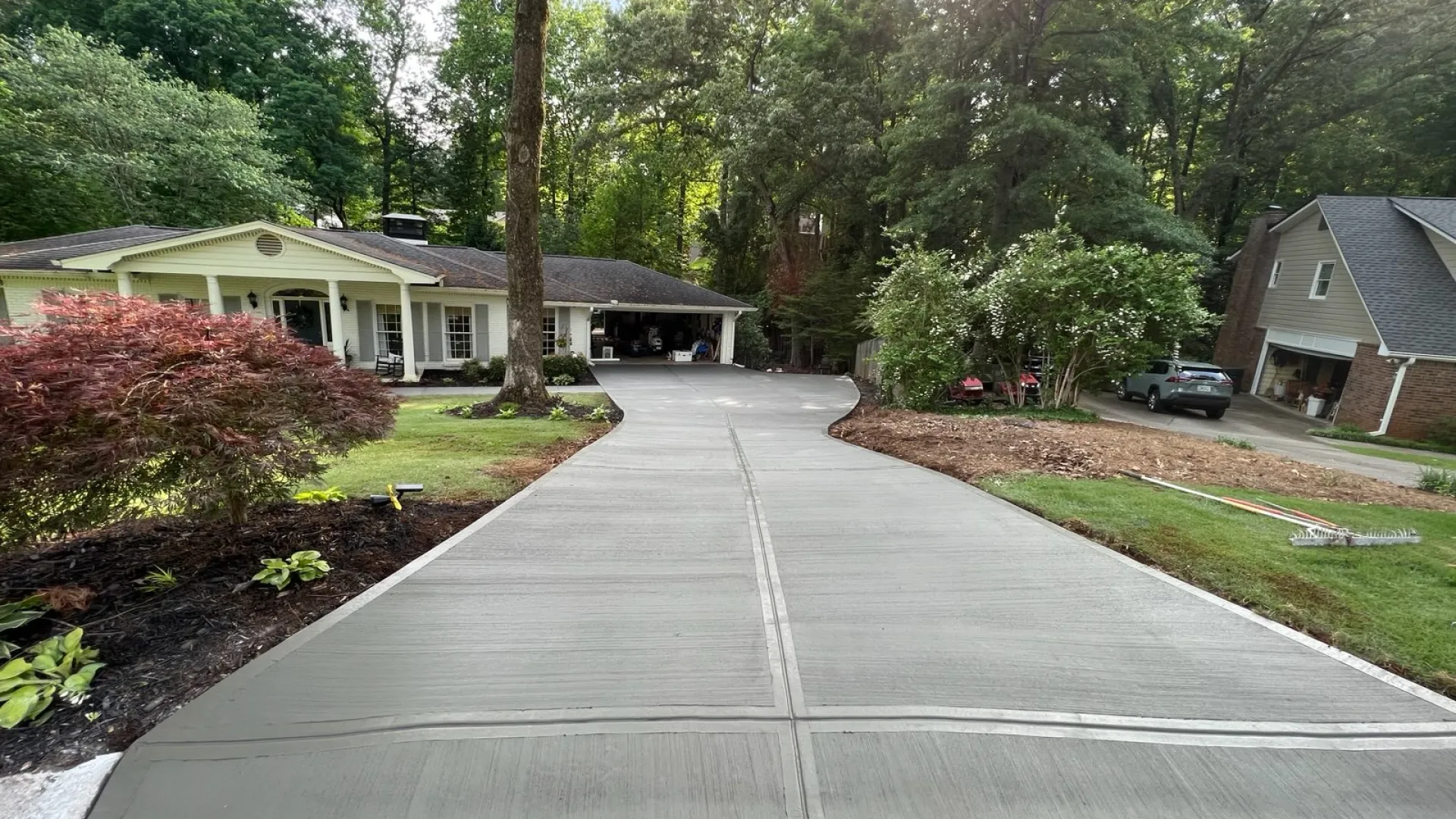 a driveway leading to a house