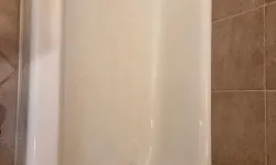 Thumbnail control image for dirty, grimy bathtub cleaned by MaidPro Salem professional bathroom cleaners
