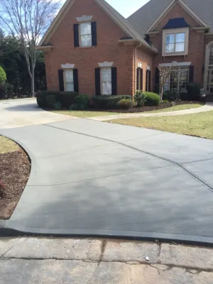 a driveway leading to a house