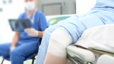 injured knee with doctor in back