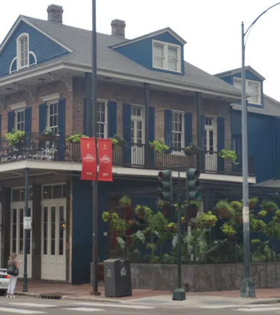 Copper Vine Wows On Poydras