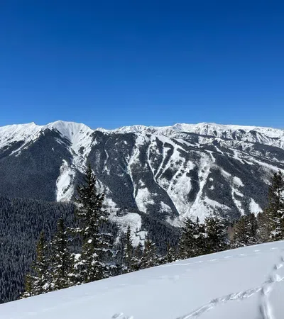a snowy mountain range