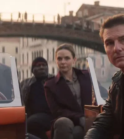 Tom Cruise, Simon Pegg et al. are posing for a picture