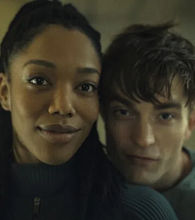 Alysia Harris, Robert Pattinson taking a selfie