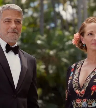 George Clooney, Julia Roberts are posing for a picture