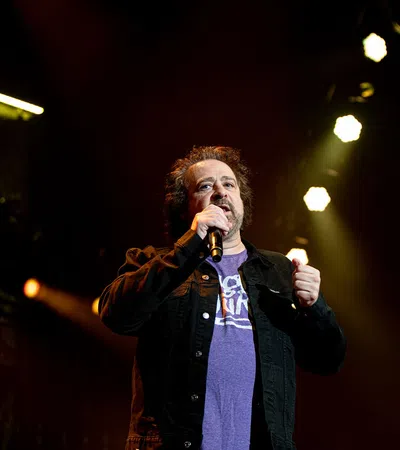 Adam Duritz singing into a microphone