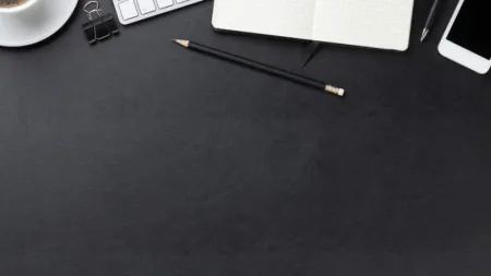 a pen and a laptop on a table