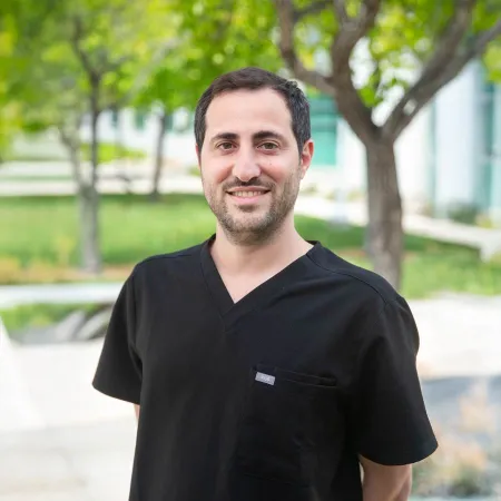 Dr. Jonathan Akhavan