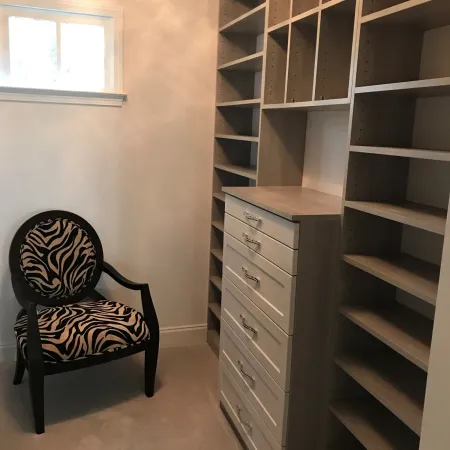 a chair in front of a book shelf