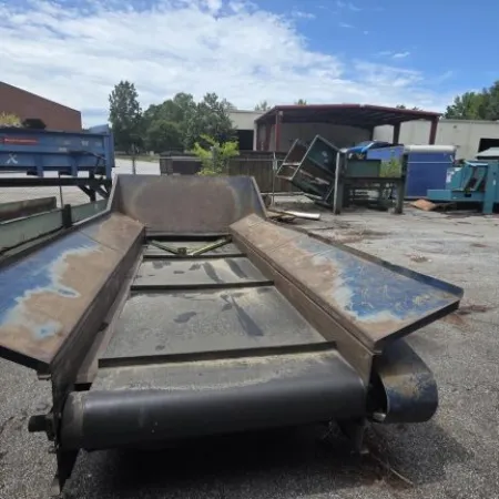 Feed conveyor with hopper