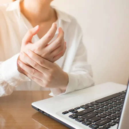 When to Seek Medical Assistance for Hand Pain