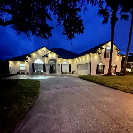 a driveway leading to a house