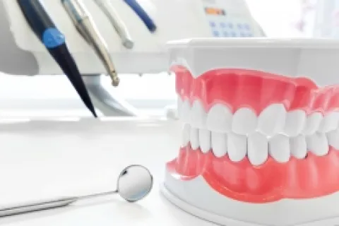 WHAT YOU NEED TO KNOW ABOUT WEARING DENTURES