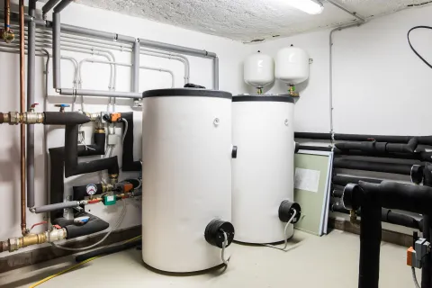 a room with several white tanks