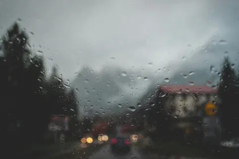 a rainy day with cars and buildings