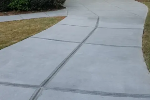 a sidewalk with grass and a sidewalk