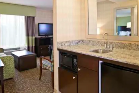 Baltimore Hamptons & Hilton Garden Inn Guestroom