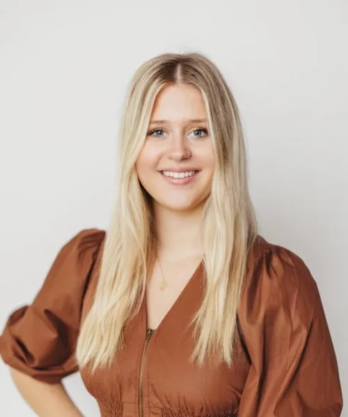 a person with blonde hair