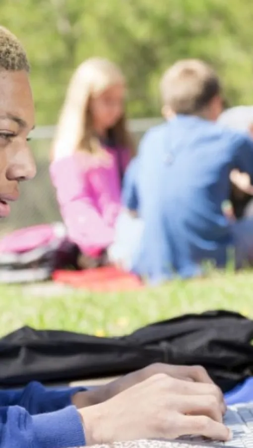 teen safely using internet