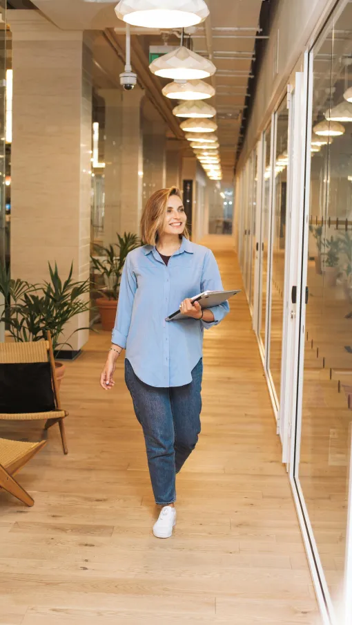 Mehdi Taremi et al. looking at a computer screen