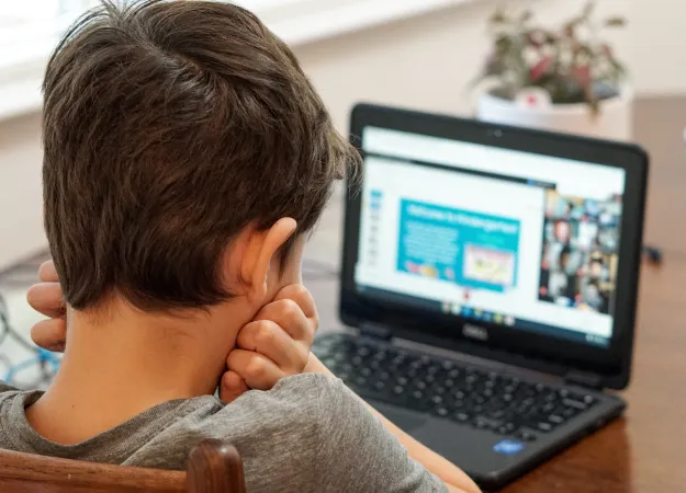How to manage kids' screentime during the pandemic