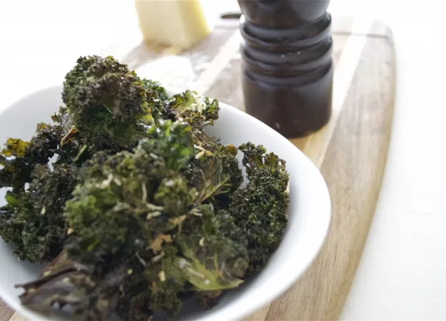 Recipe: Parmesan Pepper Curly Kale Chips