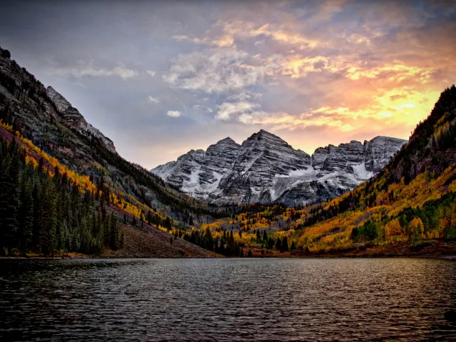 Maroon Bells with mountains in the background