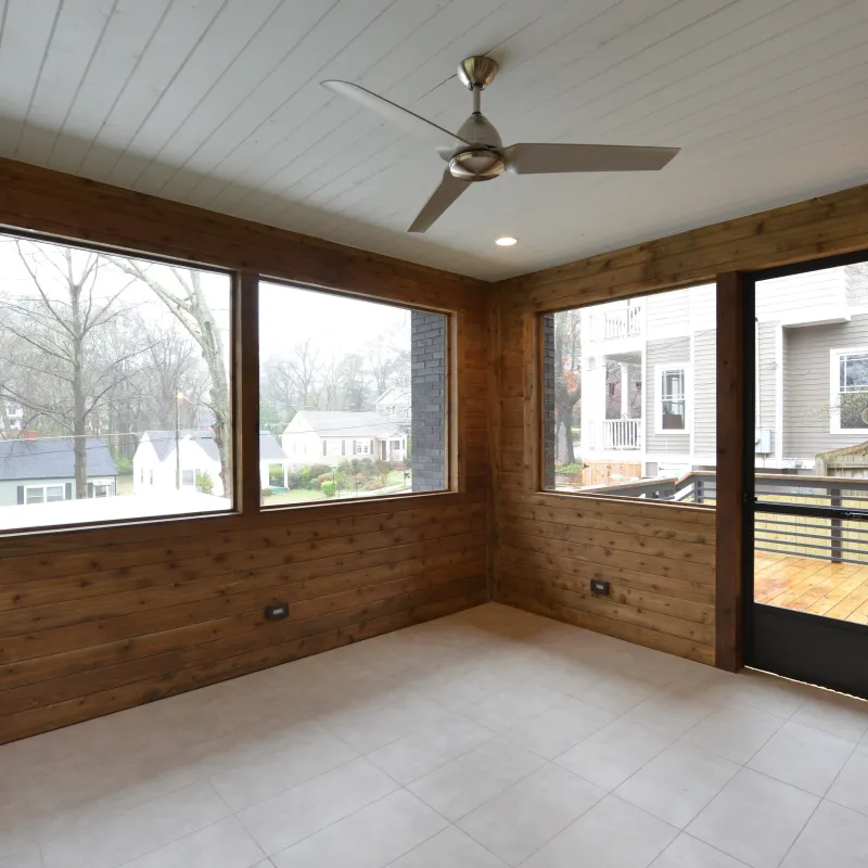 a room with windows and a ceiling fan