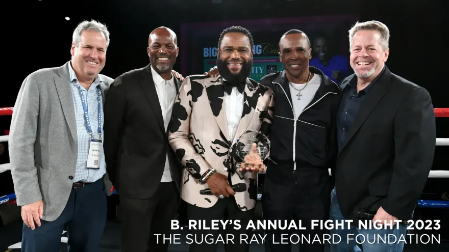 Anthony Anderson, Tom Lorz, Sugar Ray Leonard, Chris Spencer et al. are posing for a picture
