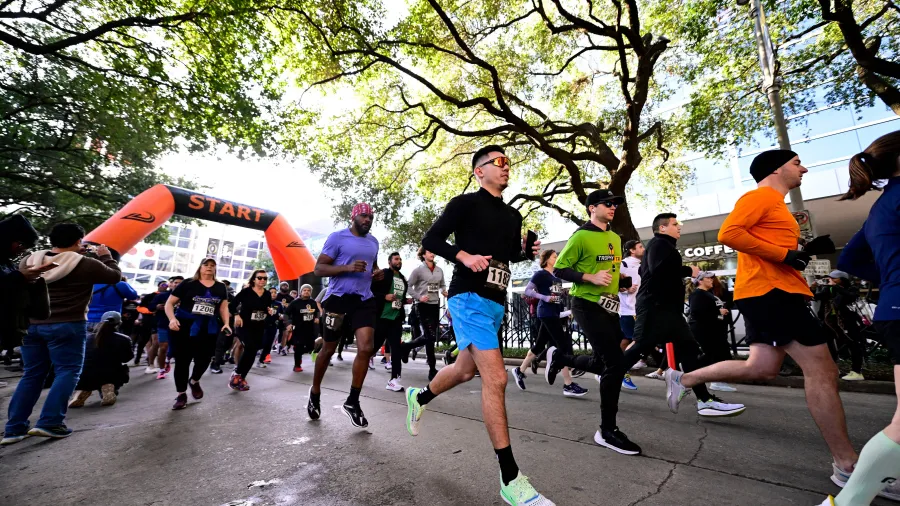 a group of people running in a marathon