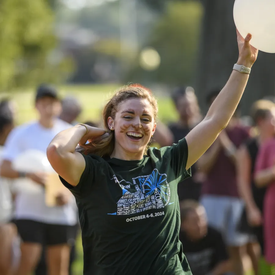 a person throwing a frisbee