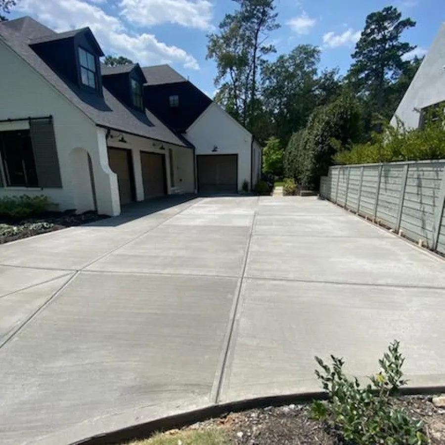 a driveway leading to a house