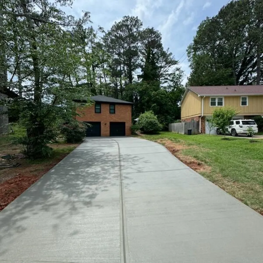 a driveway leading to a house