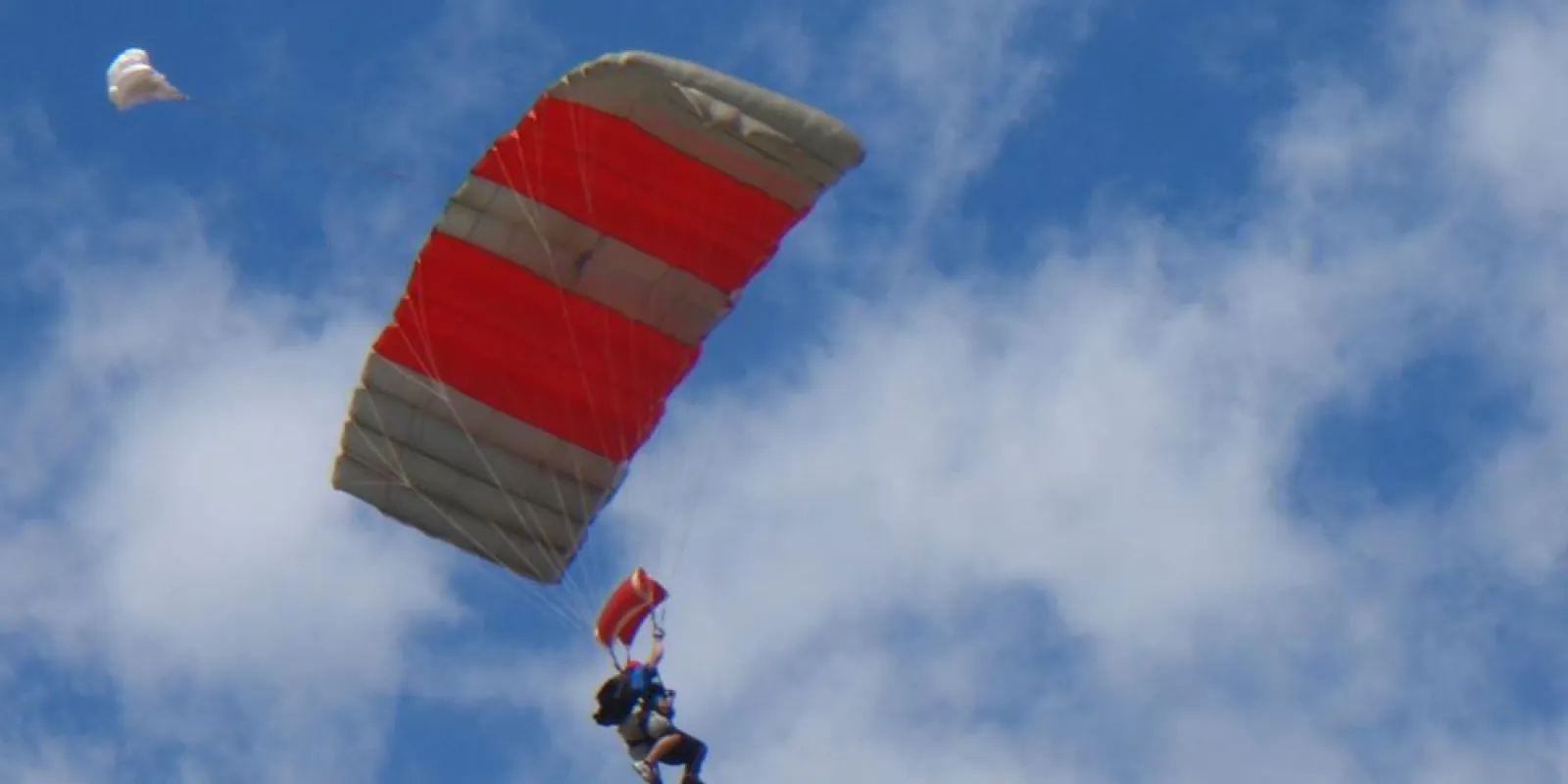 a parachute is flying through the air on a cloudy day