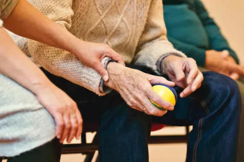 Home Health Care vs Assisted Living: How Home Care Offers More Personalized Care